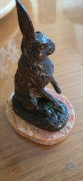 
													Sculpture lièvre bronze sur socle marbre rose
												