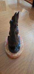 
													Sculpture lièvre bronze sur socle marbre rose
												