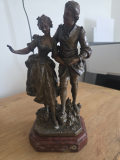 
													Statue en bronze couple en costume ancien
												