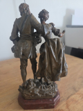 
													Statue en bronze couple en costume ancien
												