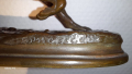 
													Bronze signé PJ MENE - chien sur socle décoratif
												