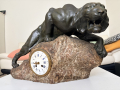 
													Tigre en bronze sur rocher avec horloge, signé Merculiano
												