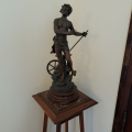 
													Statuette bronze 'Travail' H50cm sur socle bois
												