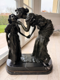
													Sculpture bronze d'une femme embrassant son enfant
												