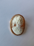 
													Camée sculpté à portrait féminin, monture dorée
												