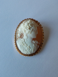 
													Camée sculpté à portrait féminin, monture dorée
												