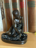 
													Statuette femme assise aux cheveux tressés 8-10 cm
												