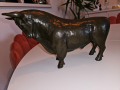 
													Sculpture en bronze de taureau - bronze patiné
												