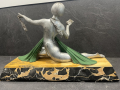 
													statue Art Déco signée Limousin, représentant une élégante figure féminine au drapé stylisé.
												