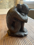 
													Sculpture en bronze figurant une personne accroupie
												