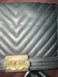 
													Sac Chanel Boy vintage en cuir noir, usage visible
												
