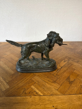 
													Sculpture de chien rapportant un faisan en bronze
												