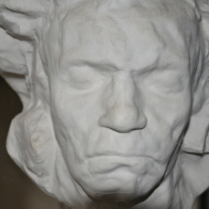 un buste de beethoven en platre réalisé par antoine bourdelle