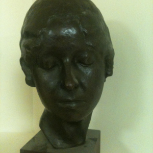 2 têtes (femme, homme) en bronze sur socle en bois, de Marcel Gimond