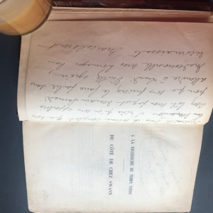 Livre avec lettres de Marcel Proust et corrections sur les pages du livre