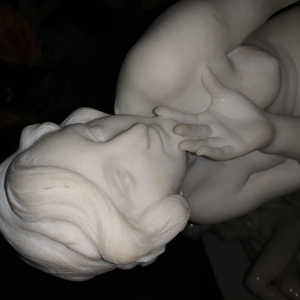 Marbre de femme assise.