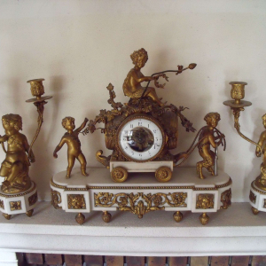 Ensemble horloge + statuettes