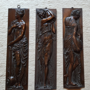 Plaque en bronze représentant sculpture de femme