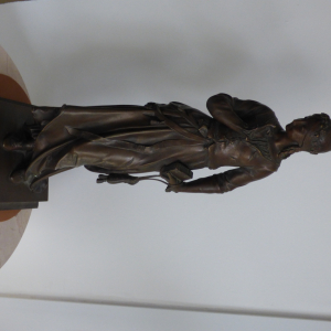 bronze femme avec petit sac signé Gaudez