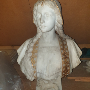 buste de femme au diadème doré