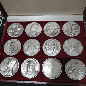 24 pièces en bronze massif argenté