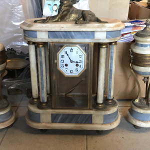 Horloge avec deux sculptures