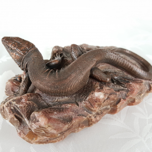 Statue de lézard sur un rocher