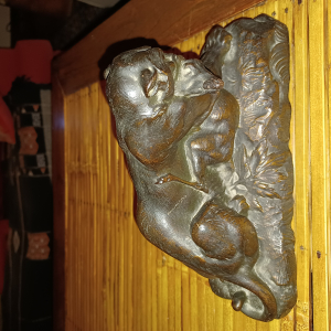 Lionne dévorant une gazelle