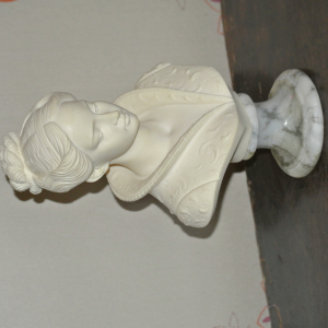 buste de femme sur socle signé A Giannelli