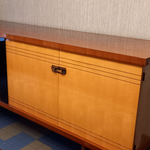 Enfilade, table, allonges, 6 chaises et lustre année 1970