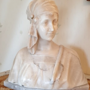 Buste en marbre sur socle