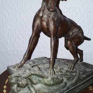 Chien de chasse en bronze