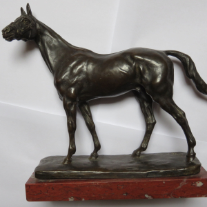 Cheval en bronze de Gaston d'Illiers sur socle en marbre