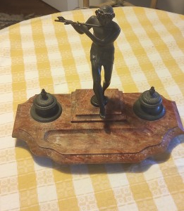 Encrier marbre rose et statuette de bronze