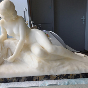 Statue en marbre blanc au moins du XXieme