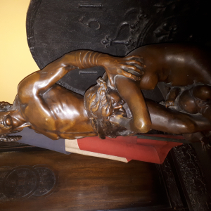 Bronze la défense du foyer