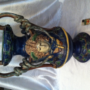 vase aux têtes de méduse