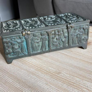 Petit coffre en bronze