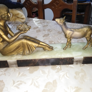 une sculpture en bronze représentant une femme avec une chèvre signée D. H. Chiparus