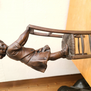 Petite fille sur une chaise