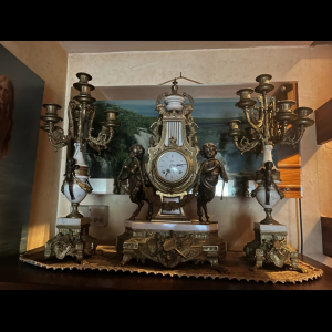 Ensemble pendule  deux chandeliers et vases