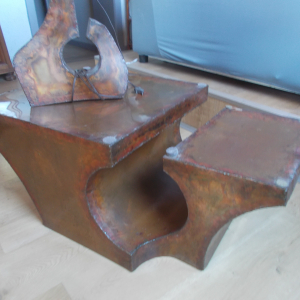 table basses et lampe avec signature