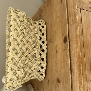 Importante corbeille en faïence tressée d’Uzes.