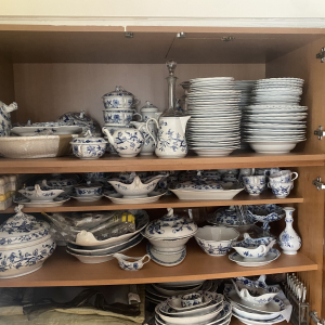 plats, soupière, tasses , cuillère, assiettes de Meissen, porcelaine bleue motif oignon ancienne