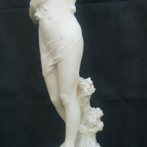 GRANDE SCULPTURE MARBRE JEUNE FEMME AUX ROSES