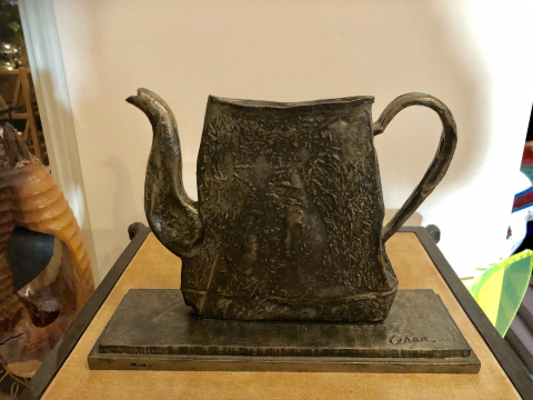 
															Théière compressée signée Cesar
														