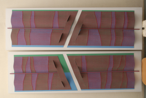 
															2 grands panneaux comportant carton ondulé finement peint le lignes parallèless
														