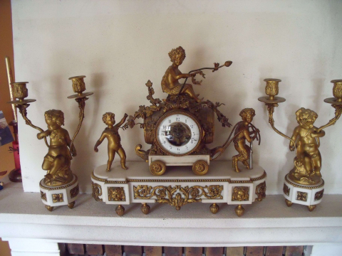 
															Ensemble horloge + statuettes
														