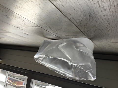 
															Sculpture en daum -visage coupé  en deux.
														