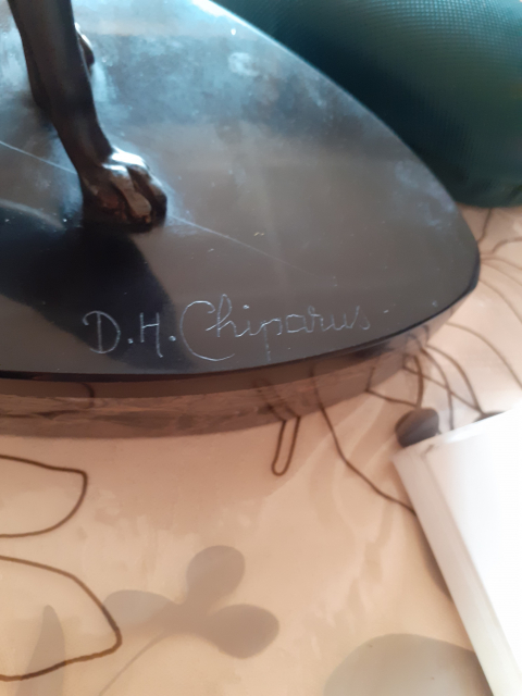 
															femme aux levriers D.H. Chiparus
														